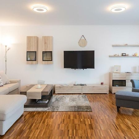 Spacious 2Bdr Apartment - Free Parking 萨格勒布 外观 照片